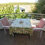 Jole Apartman Vrboska
